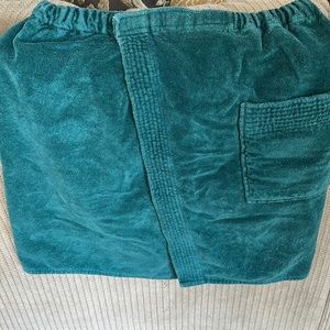 Bill Blass men’s 100% cotton one size fits all wrap around towel Velcro closure